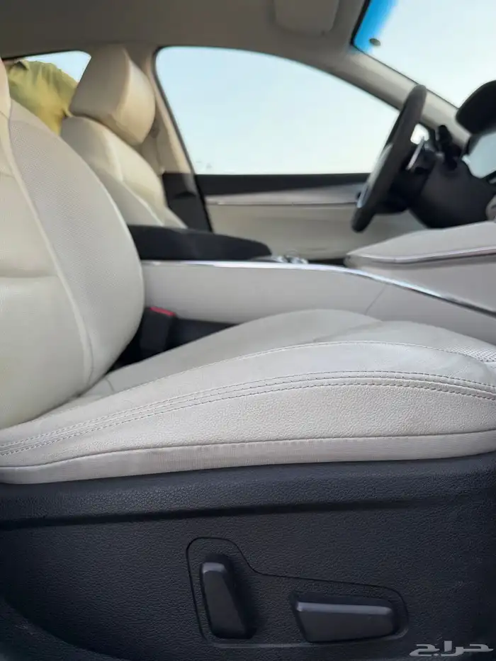 ازيرا 2022 - ديجتال 6سلندر من الداخل ابيض وكاله للبيع 12