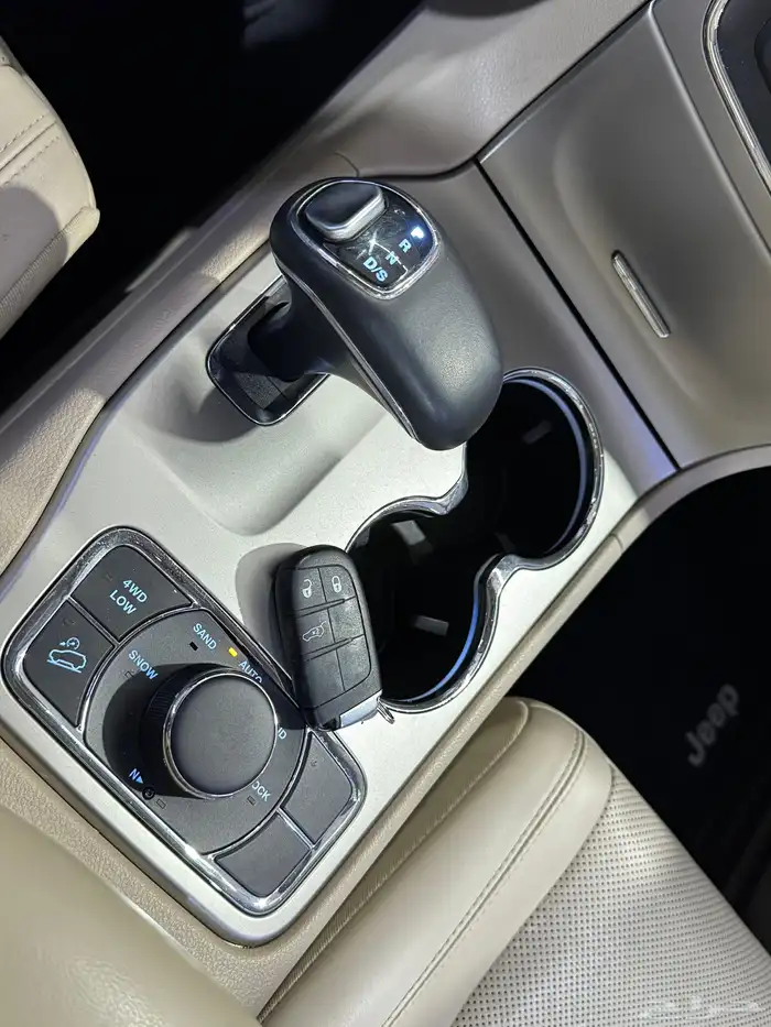 جراند شيروكي ليمتد 2014 ( V8 بحالة الوكالة ) 11