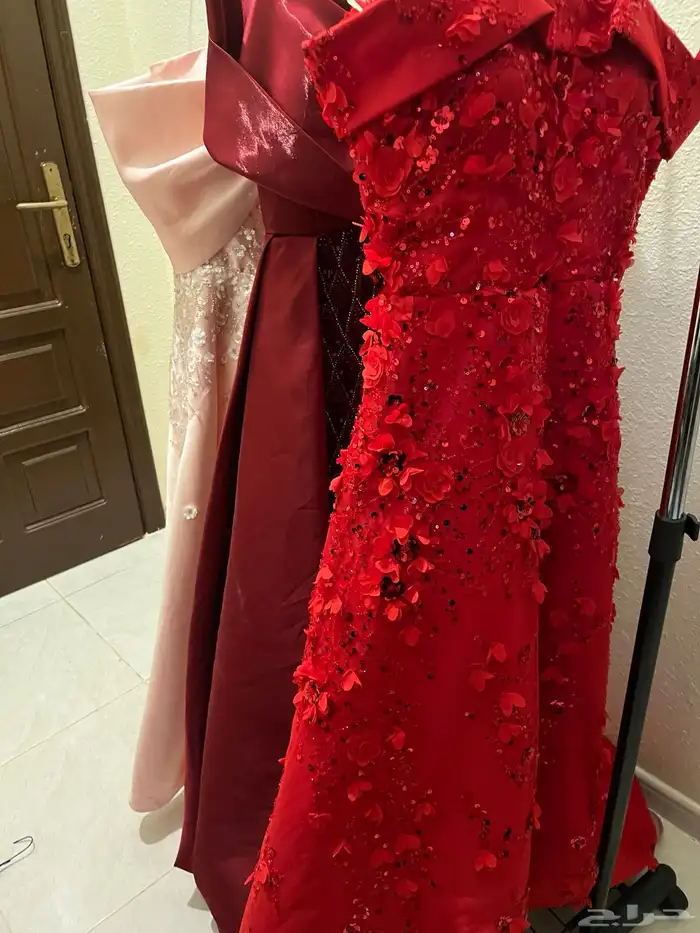 3 فساتين للبيع لبس 5 ساعات فقط ونظيفه وحلوه 1