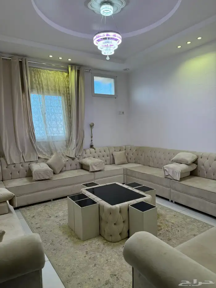 كنب مجلسين مع الطاولات والستاير استخدام خفيف 1