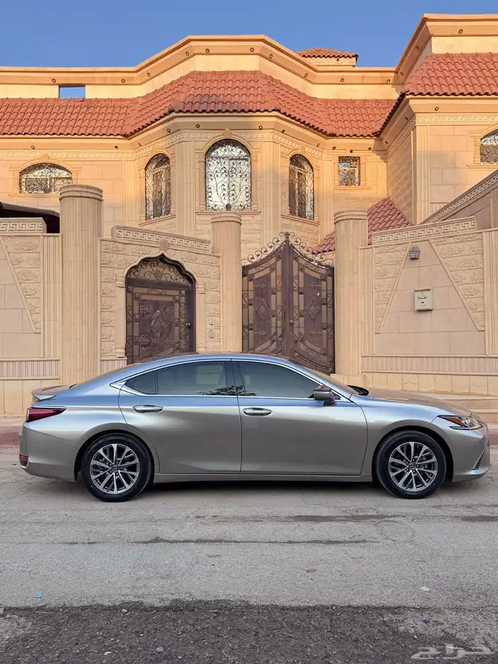 للبيع لكزس 2023 هايبرد 300 6