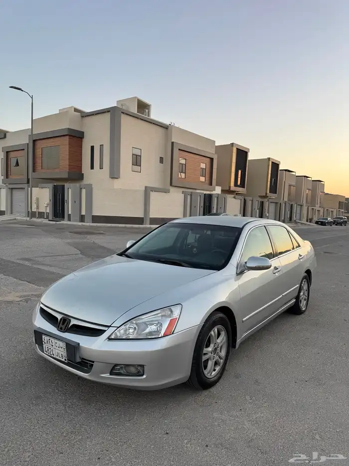 هوندا اكورد فضي 2007 للبيع 3
