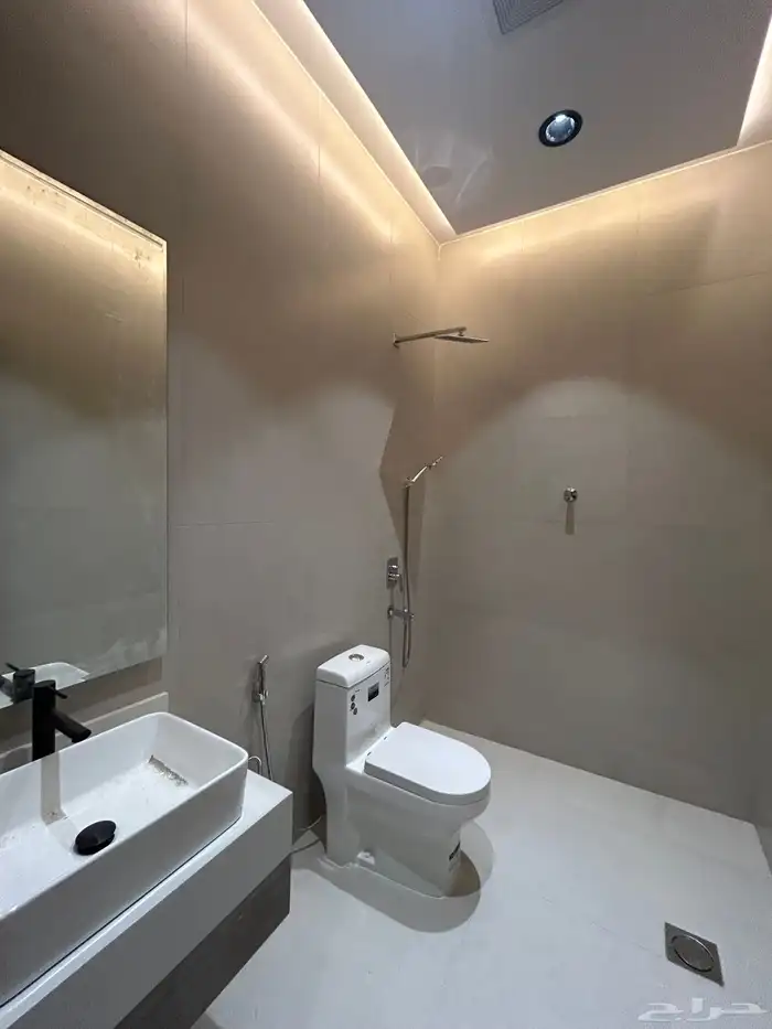 للبيع شقق ارضية و علوية حي الحسام 12