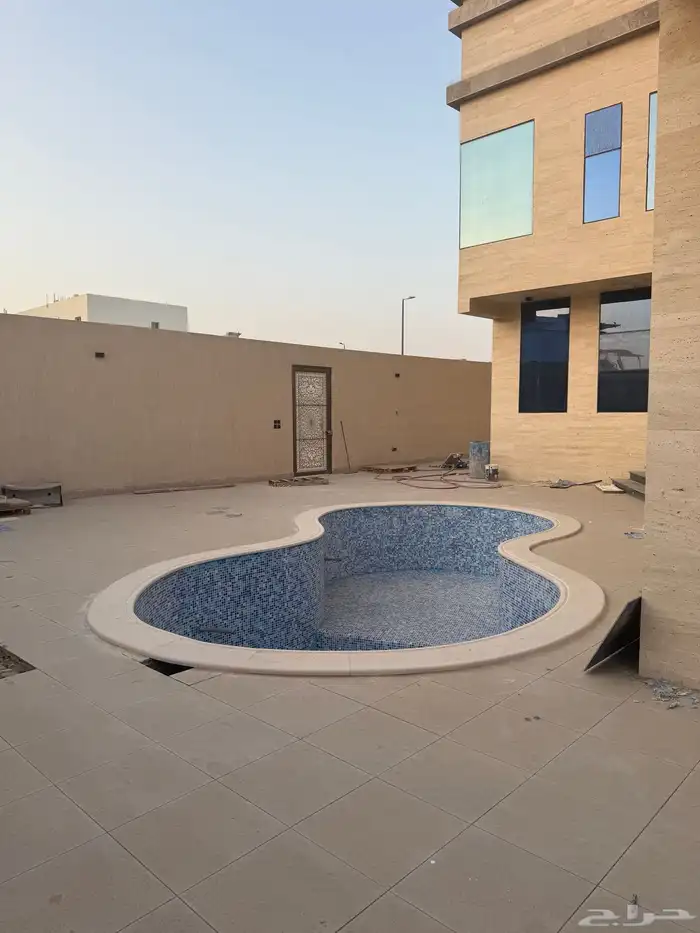 فيلا فخمة للبيع المساحة 650م شارعين حي اللؤؤ 8