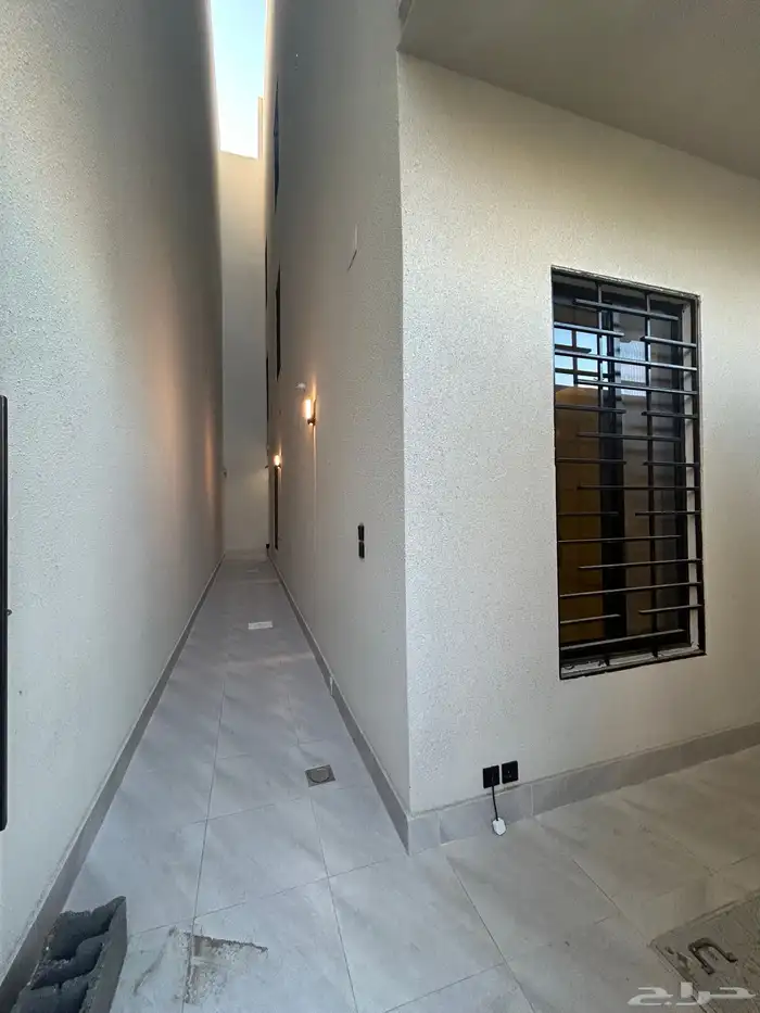 للبيع شقق ارضية و علوية حي الحسام 1