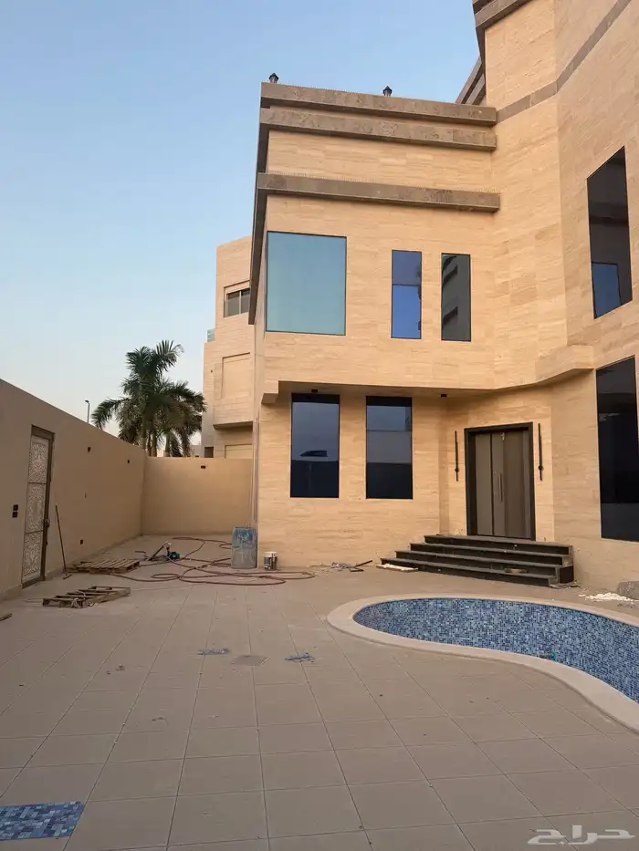 فيلا فخمة للبيع المساحة 650م شارعين حي اللؤؤ 13