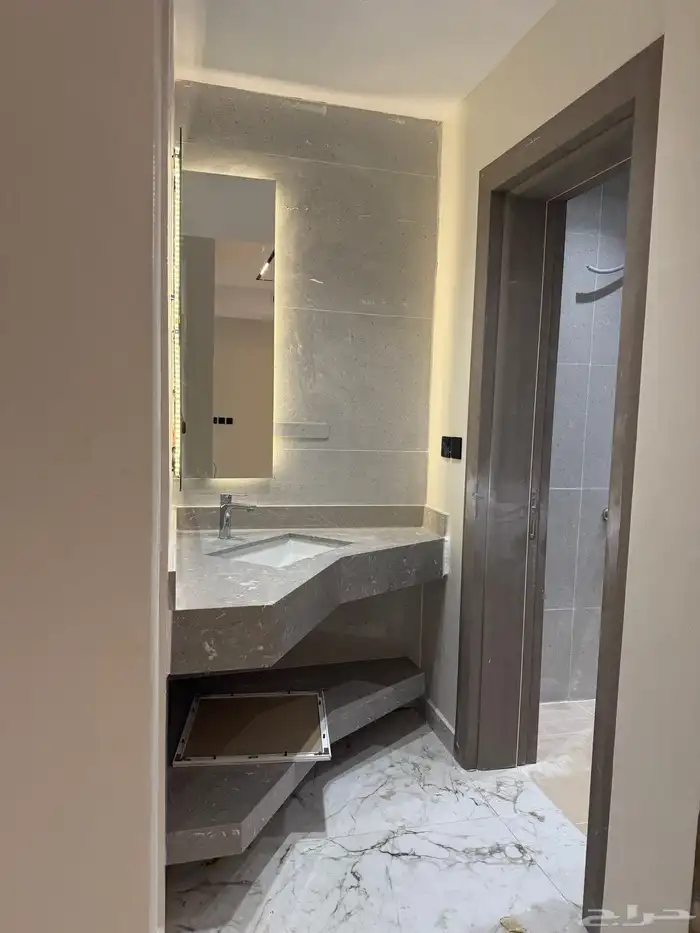 فيلا فخمة للبيع المساحة 650م شارعين حي اللؤؤ 44