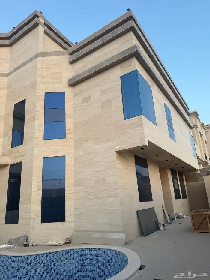 فيلا فخمة للبيع المساحة 650م شارعين حي اللؤؤ 14