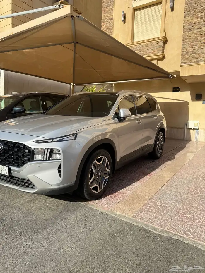 جيب سنتافي 2023فل مخمل دبل فضي بحاله الوكاله شبه جديده مخزن 4