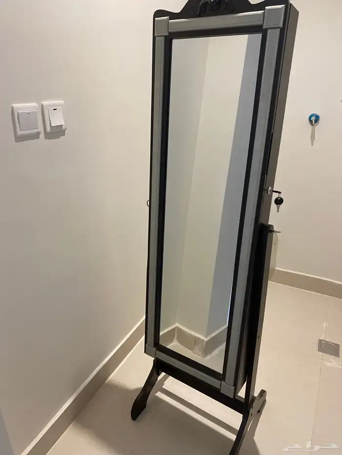 دولاب اكسسوارات بني مع فضي مع مراية استعمال نظيف 0