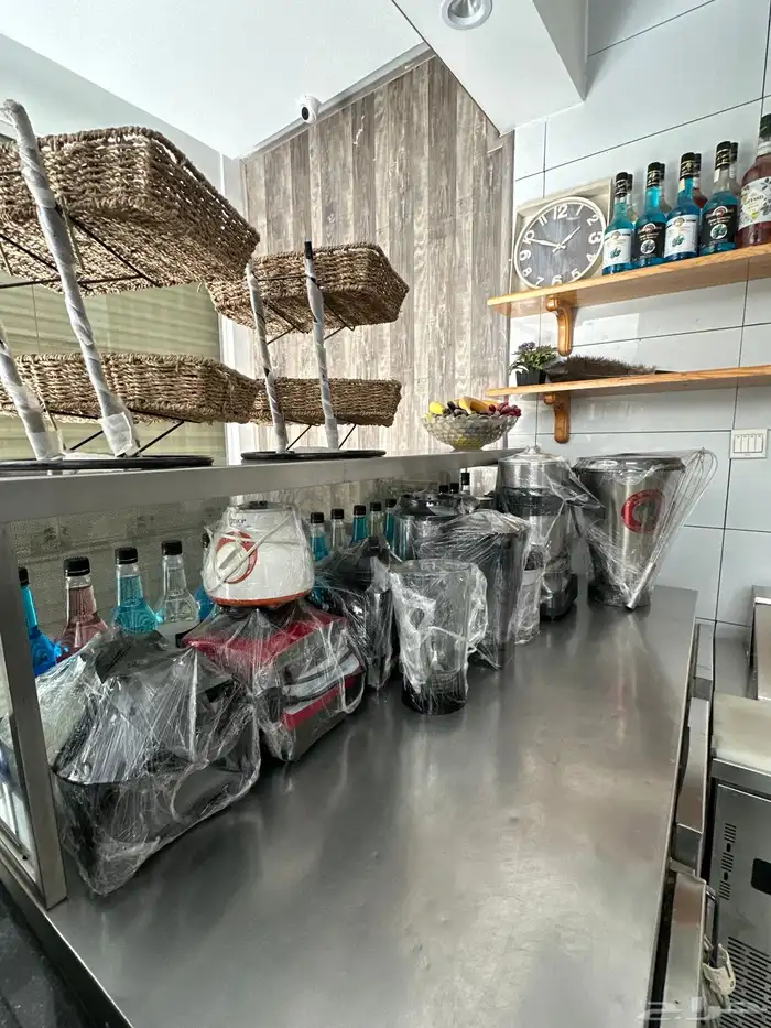 معدات مطعم ومقهى شبه جديده للبيع 24