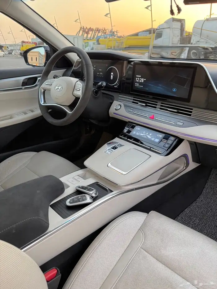 ازيرا 2022 - ديجتال 6سلندر من الداخل ابيض وكاله للبيع 11