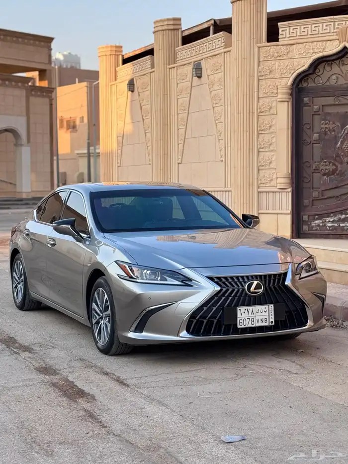 للبيع لكزس 2023 هايبرد 300 1