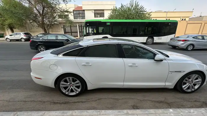 جاكوار XJL 2014 نظيف 4
