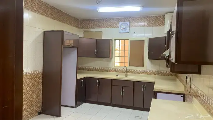 شقه عائلة لليجار حي الخليج 5