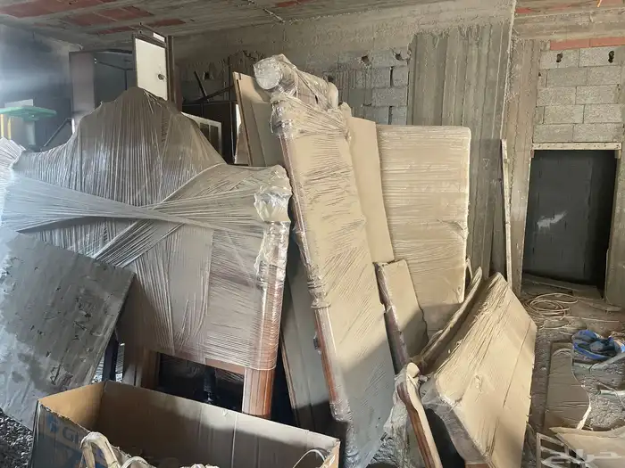 غرفة نوم ودولاب خشب من المطلق نظيف 0