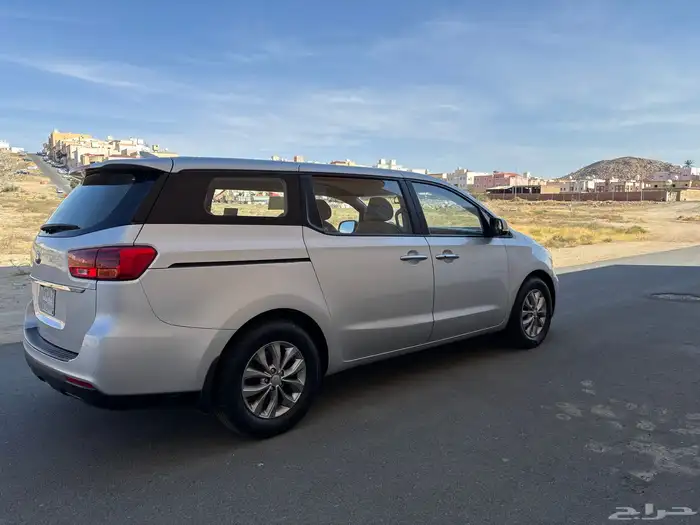 كيا كرنفال 11 راكب ديزل 4