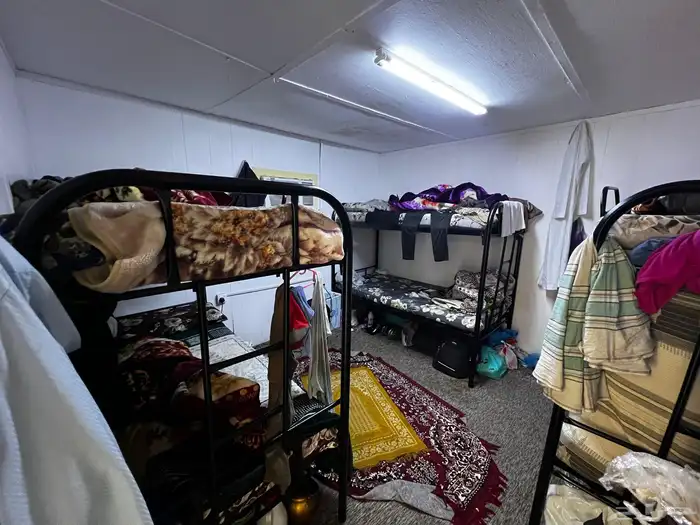 للبيع بركس غرفتين وحمام ومطبخ 9.5 ب 3.5 9