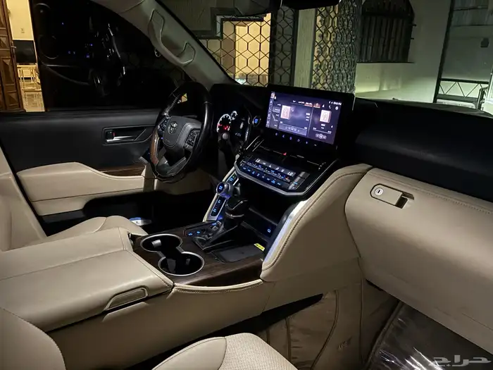 لاند كروزر 2023 GXR أعلى فئة L5 سعودي فل كامل 11