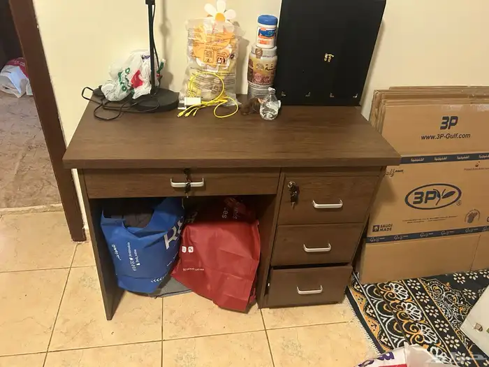 مكتب و كرسي   حالة ممتازة 0