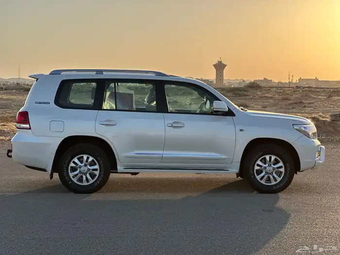 جيب لاندكروزر ستين عام قمه بالنظافه 2