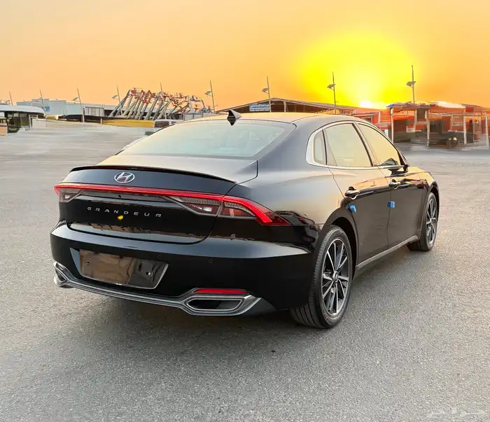 ازيرا 2022 - ديجتال 6سلندر من الداخل ابيض وكاله للبيع 5