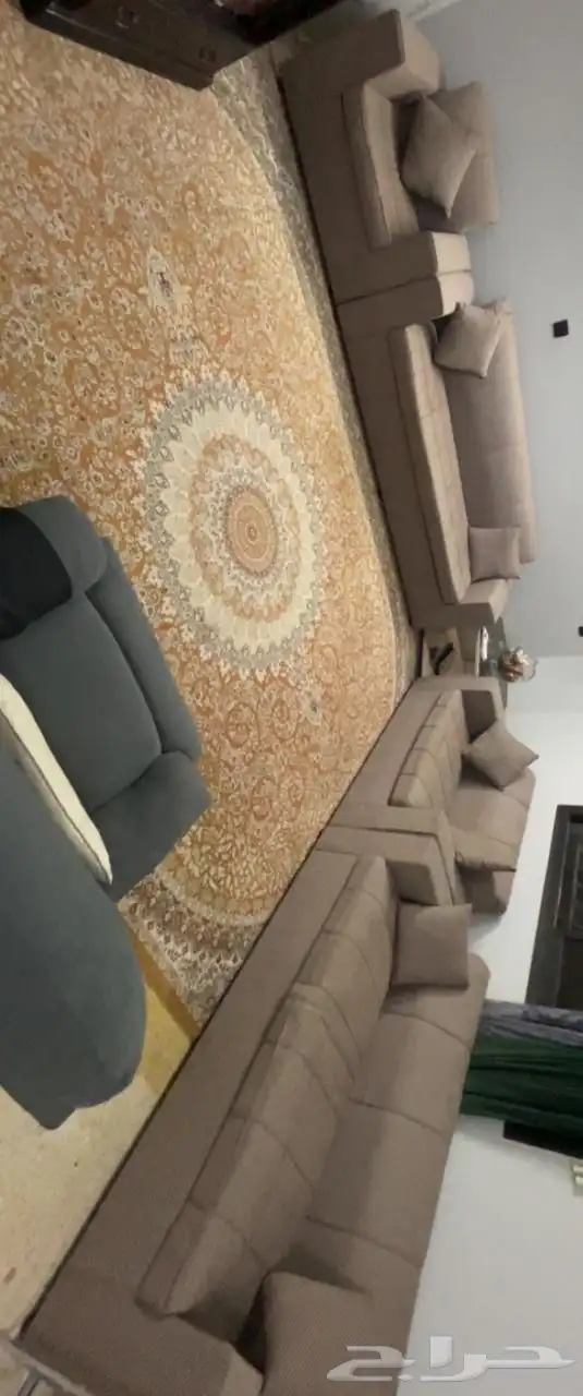 كنب لونه بني من دون ستاير ومن دون طاولات فقط كنب ومخداته 6