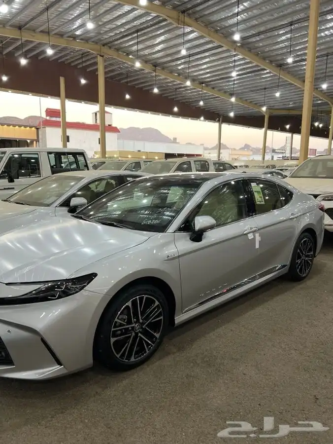 تويوتا كامري 2025 هايبرد Le فضي ب 121000 1