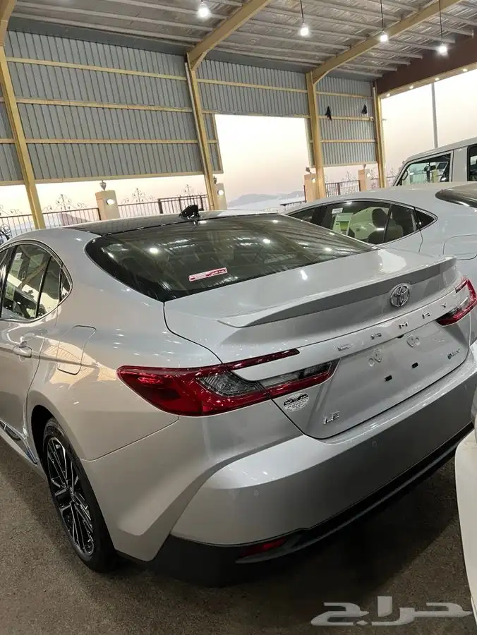 تويوتا كامري 2025 هايبرد Le فضي ب 121000 4