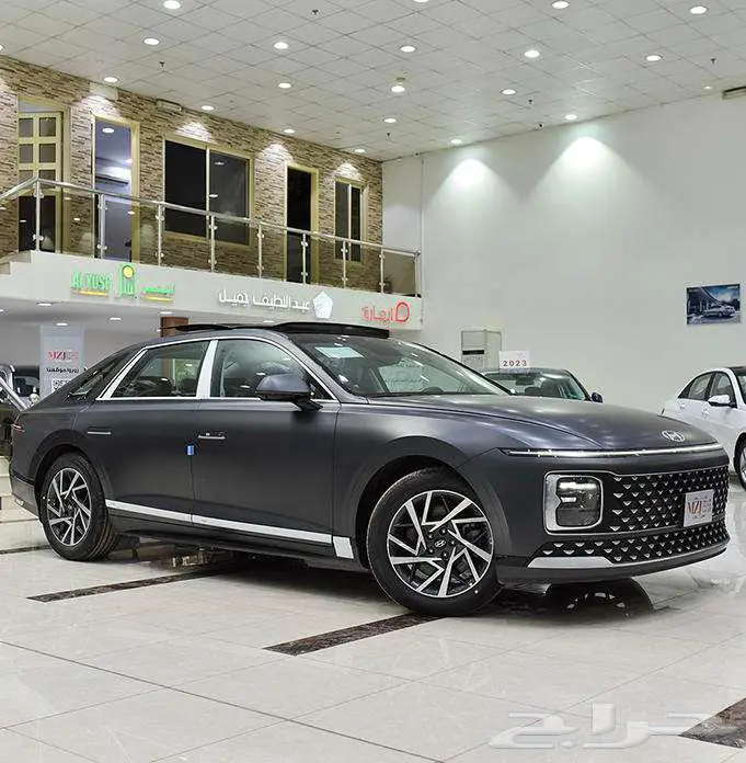 ازيرا كلاسيك 2026_اللون رمادي لامع_وكيل مجدوعي 1