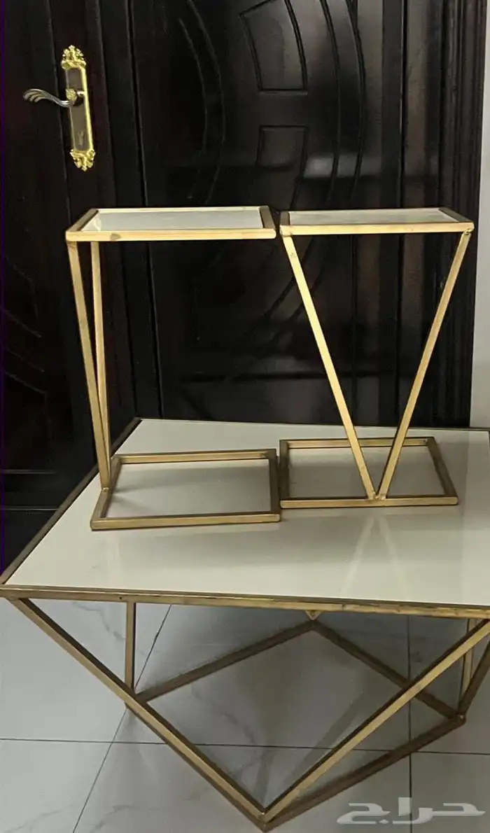 طاوله مع ثلاث خدمات سعر250 0