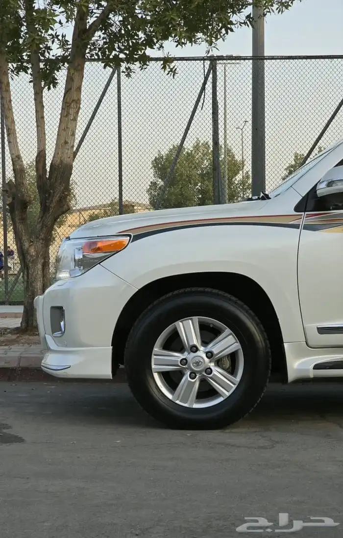 لاندكروزر 2015 بريمي مالك اول 12