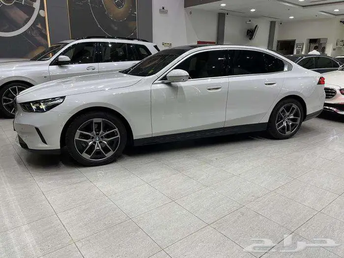 بي ام دبليو - الفئة الخامسة 520i - 2024 1