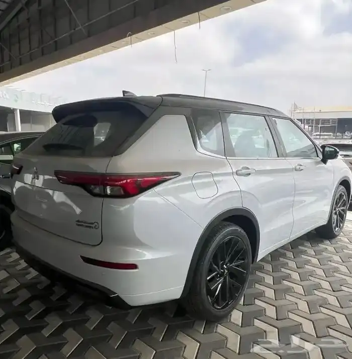 ميتسوبيشي اوتلاندر 2025 بلاك ايدشن فل كامل 1