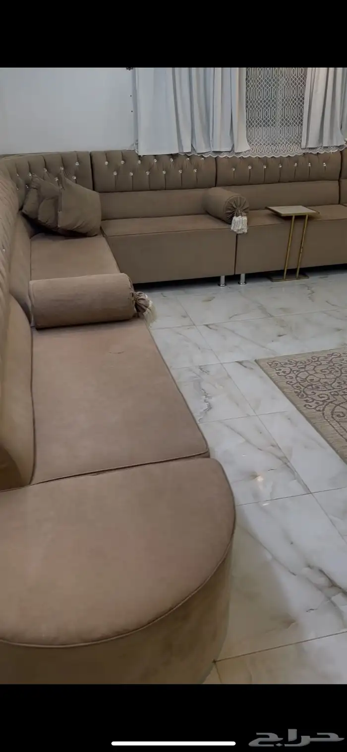 كنب للبيع مقاس 6 5 استعمال نظيف جدا ومعها الطاوله و4 طاولات 0