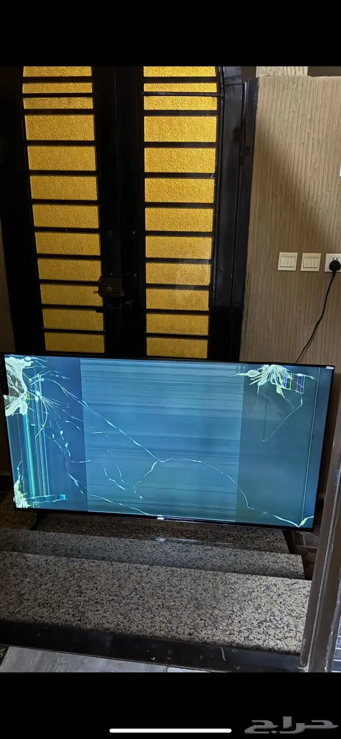 شاشة 65 بوصة ( KMC ) الشاشة فيها كسر 0