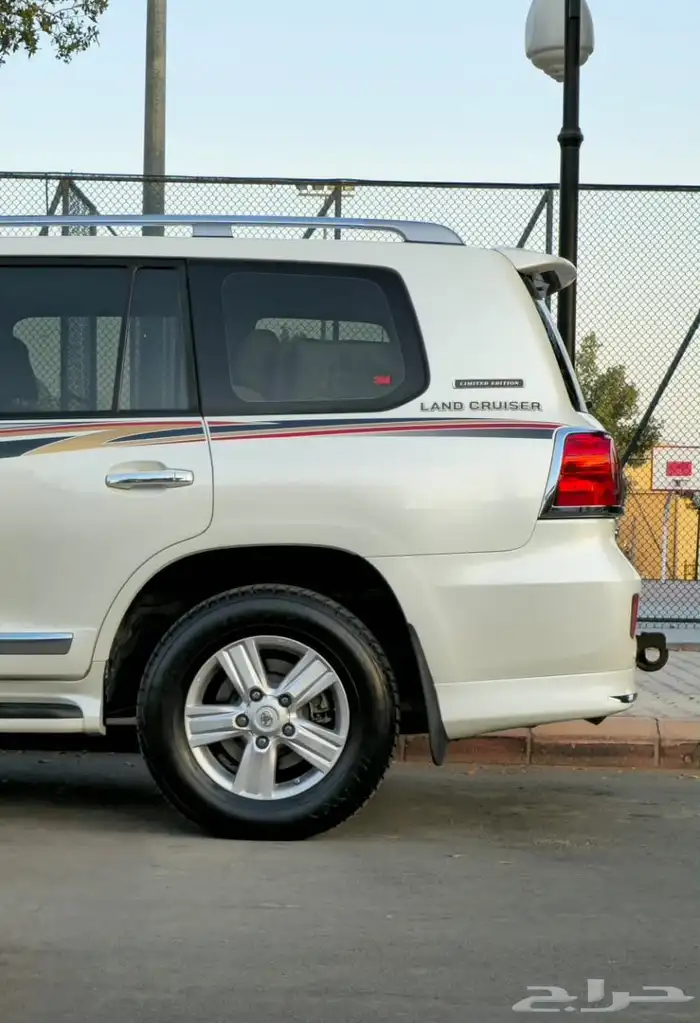 لاندكروزر 2015 بريمي مالك اول 14