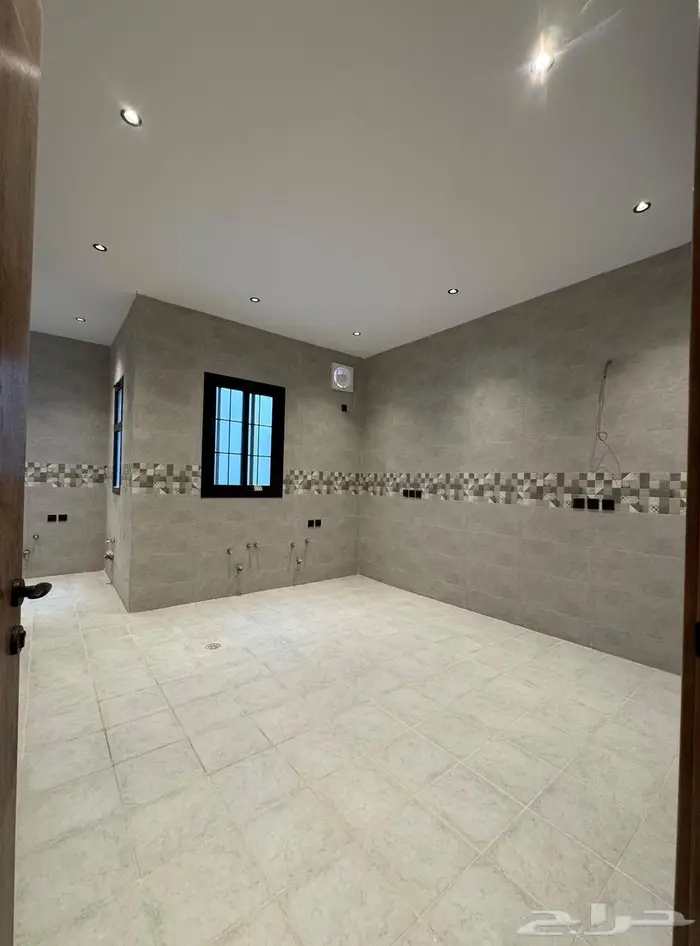 للبيع شقة 7 غرف فاخرة 285 م2 بسطح خاص منفصل بالرانوناء 0