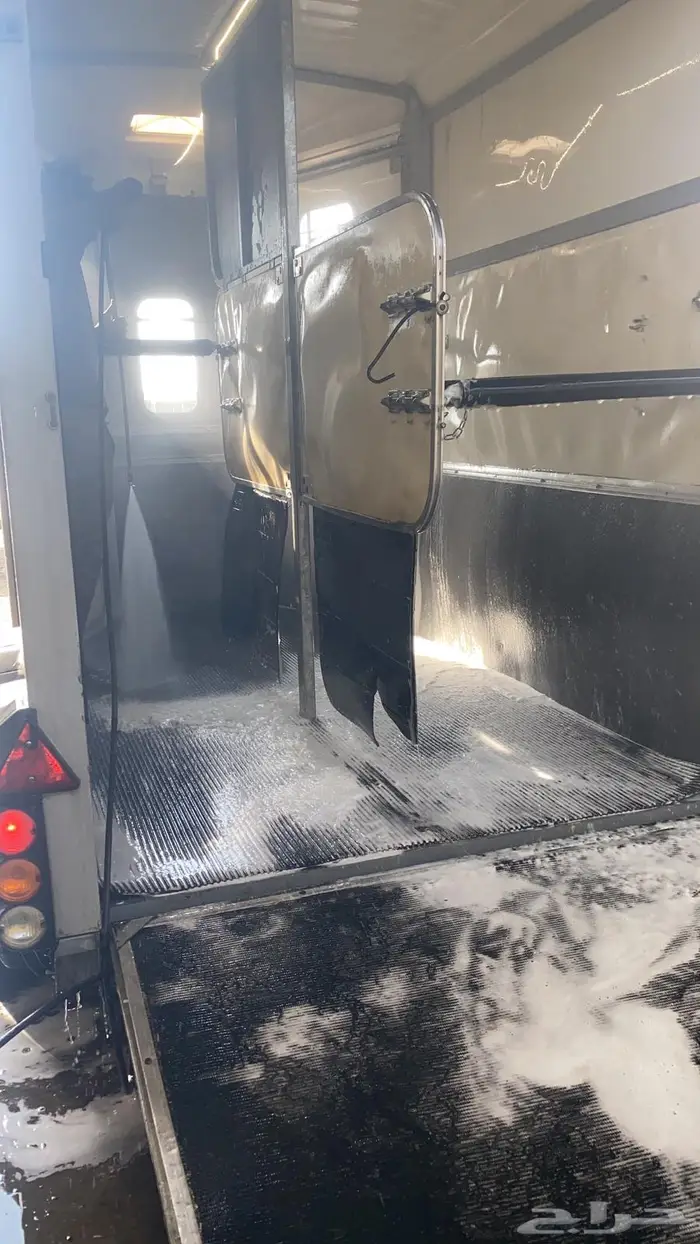 عربة نقل خيل ايفور ويليام مزودة بكاميرات 3