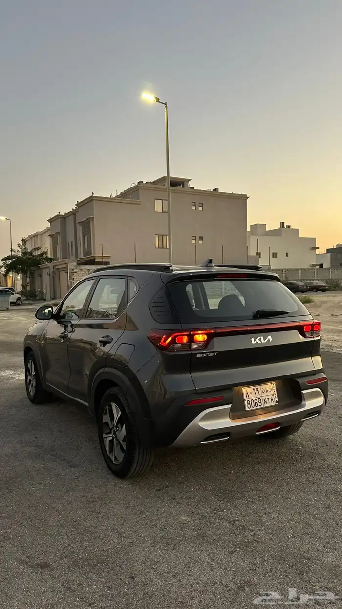 كيا سونيت رمادي غامق 3
