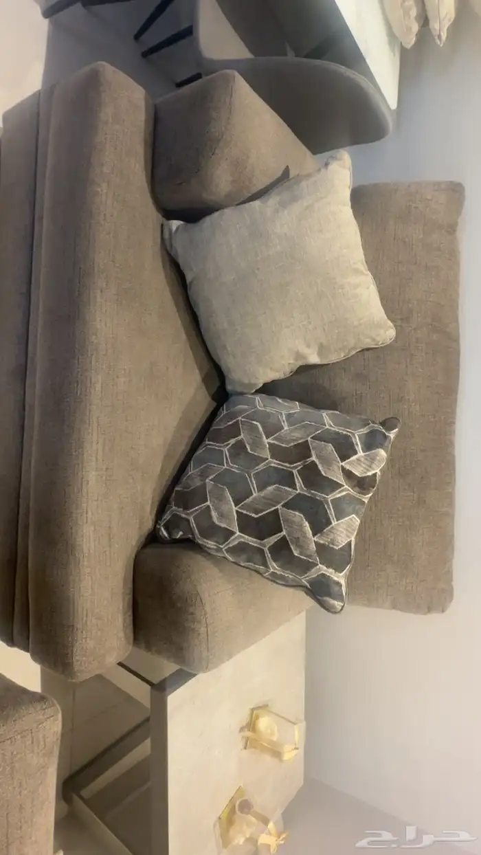 طقم كنب آشلي فخم شبه جديد وكالة  مع طقم طاولات 5