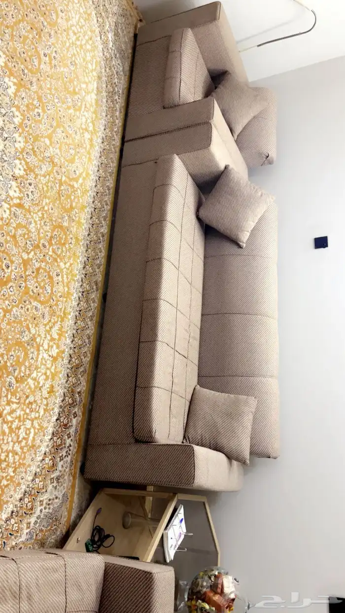 كنب لونه بني من دون ستاير ومن دون طاولات فقط كنب ومخداته 10