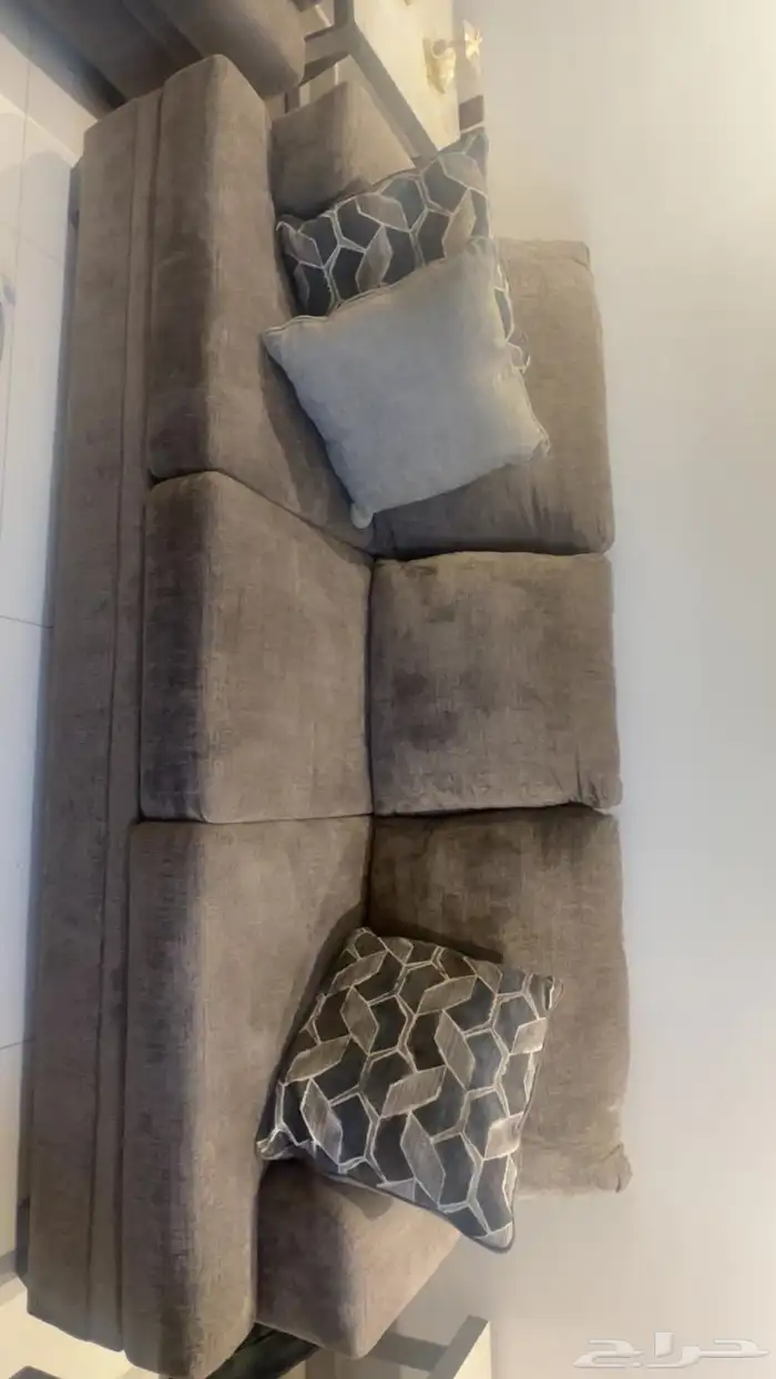 طقم كنب آشلي فخم شبه جديد وكالة  مع طقم طاولات 6