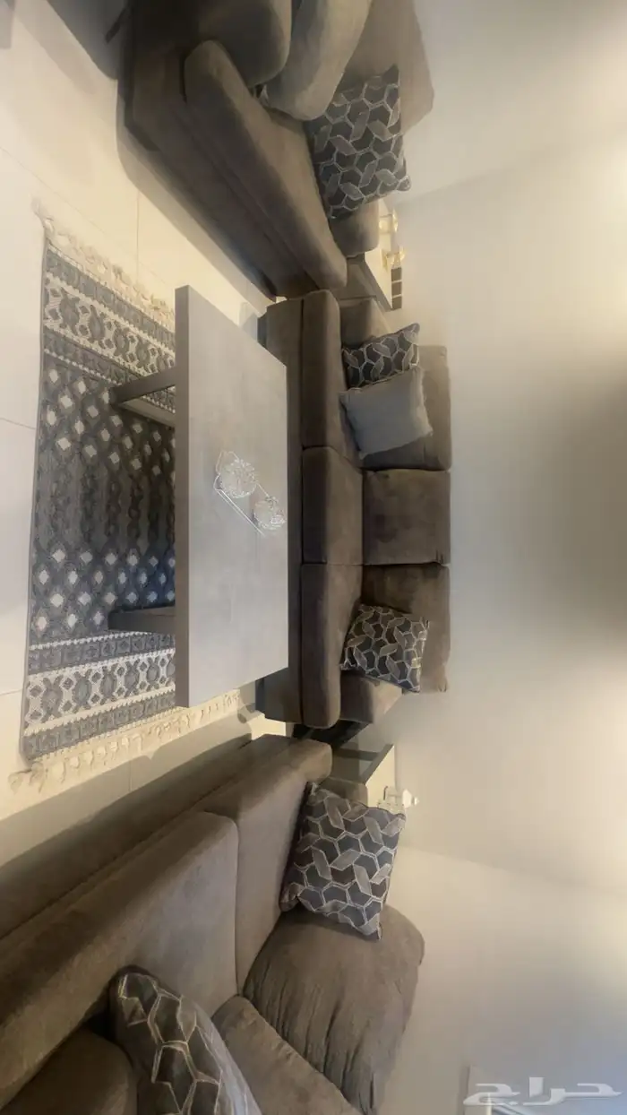 طقم كنب آشلي فخم شبه جديد وكالة  مع طقم طاولات 7