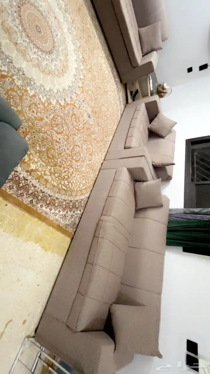 كنب لونه بني من دون ستاير ومن دون طاولات فقط كنب ومخداته 7