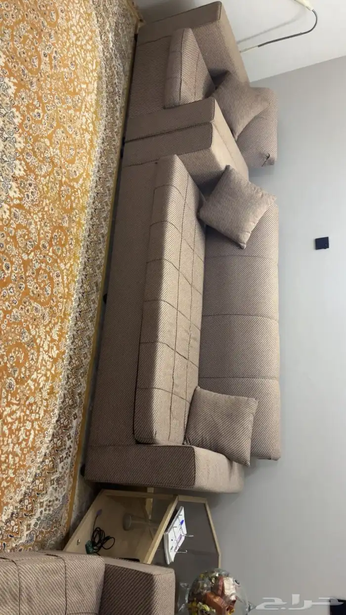 كنب لونه بني من دون ستاير ومن دون طاولات فقط كنب ومخداته 9
