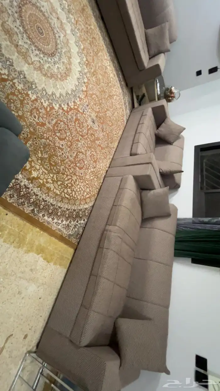 كنب لونه بني من دون ستاير ومن دون طاولات فقط كنب ومخداته 8