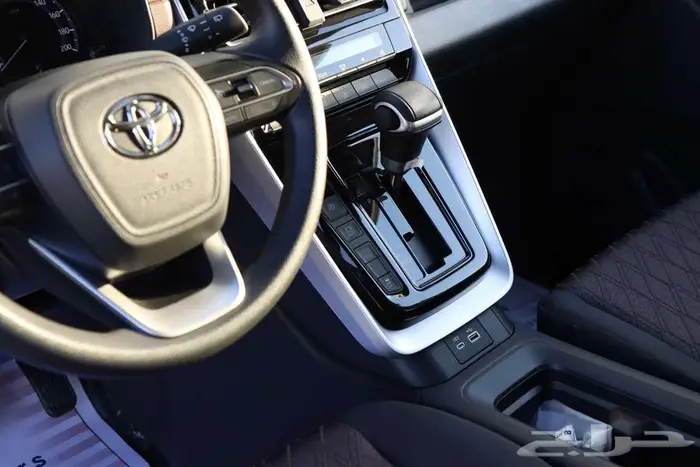 تويوتا انوفا بنزينGLموديل 2024 21