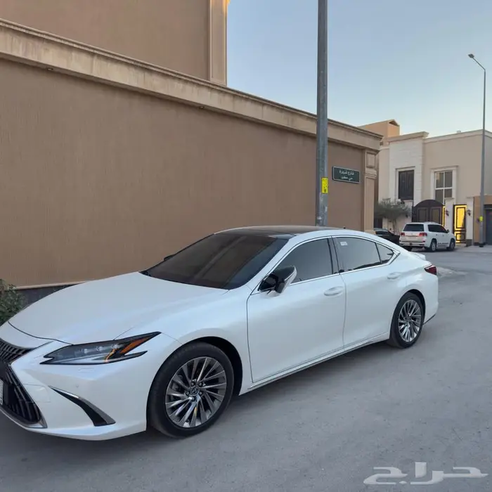 لكزس es 350 فئة DD لون أبيض ممشى 2500 وارد عبداللطيف جميل 1