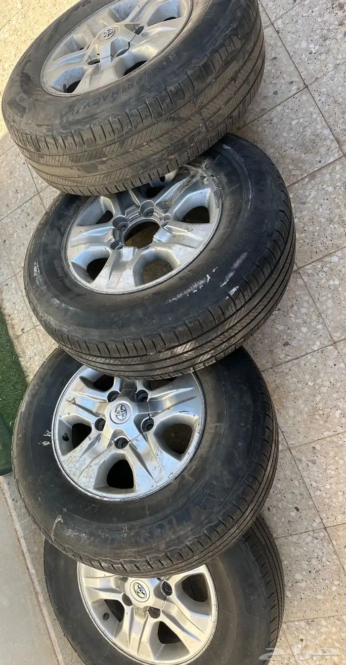 جنوط جكسار موديل 2006 مقاس 17 عليها كفرات ميشلان 0